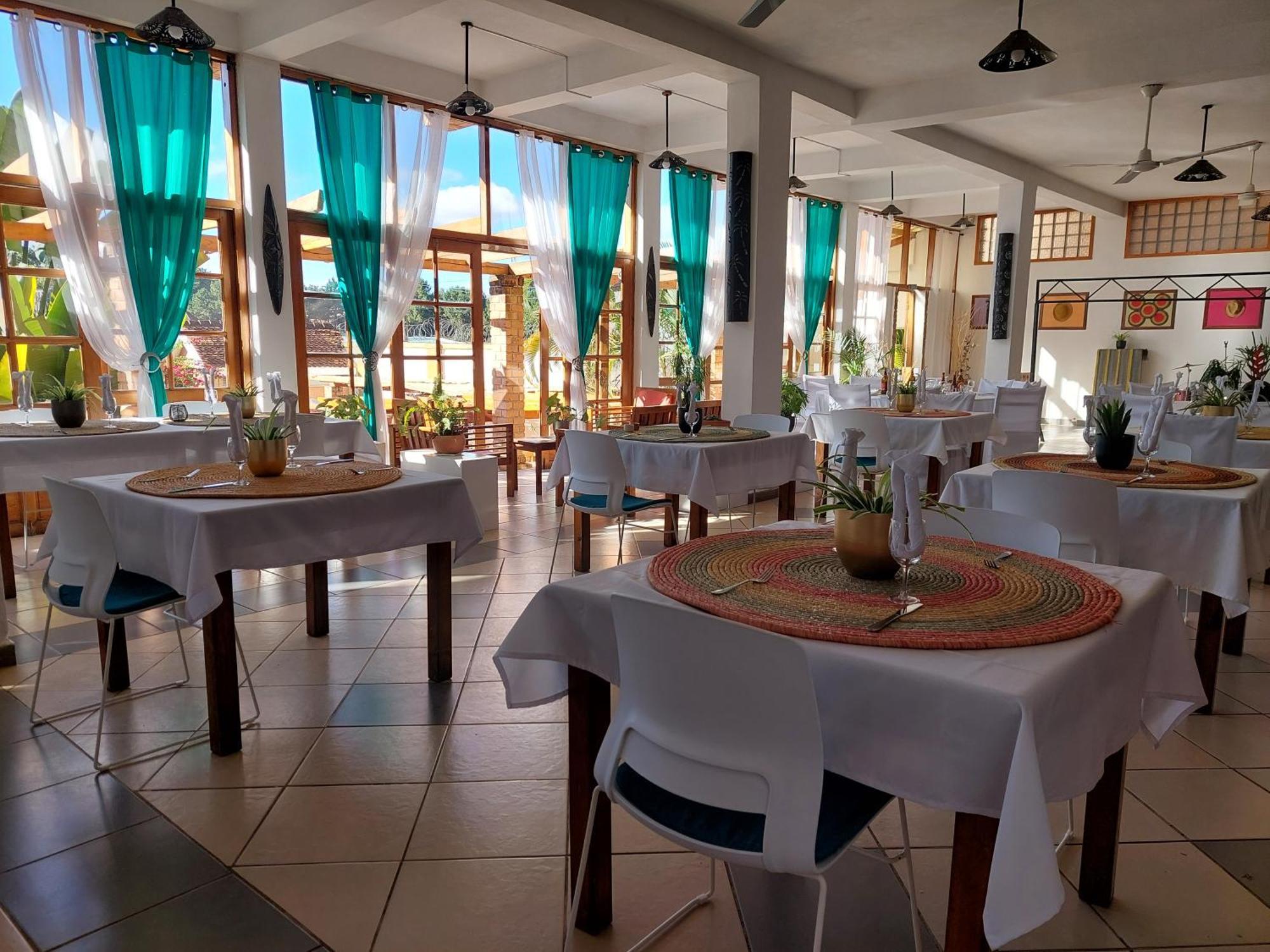 Island Continent Hotel Ivato  Ngoại thất bức ảnh